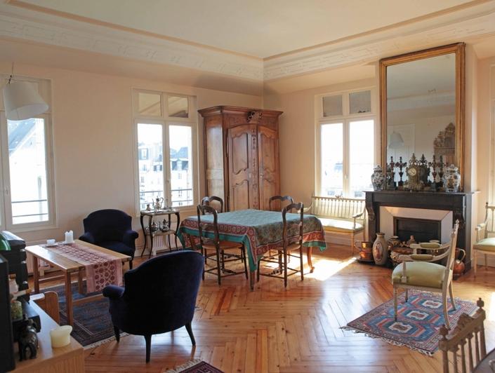 A vendre à Rouen centre vieux marché,  cet appartement ancien de 151 m2 habitable avec vue dégagée offre une  entrée, du dégagement,des rangements, un bureau,un grand séjour, une grande cuisine équipée, deux grandes chambres,une  salle de douches, un wc.  Tous les parquets,moulures et cheminées ont été préservées.