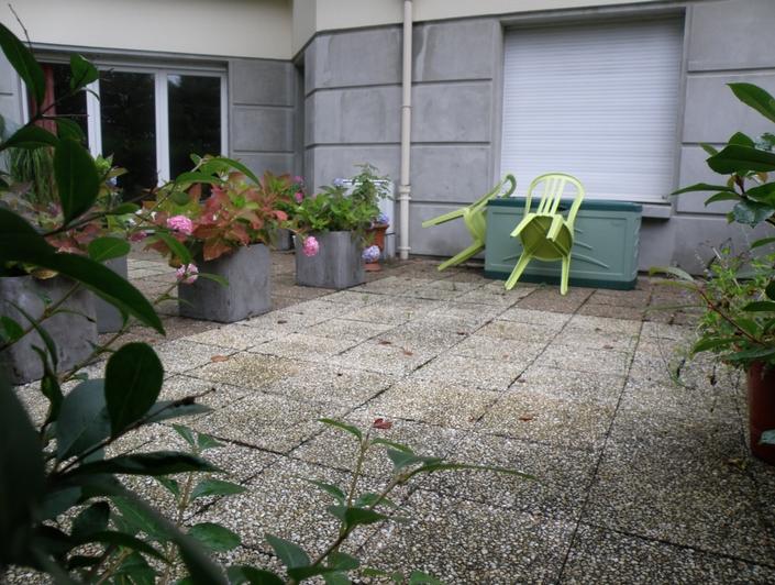 Dans notre agence immobilière  de Mont Saint Aignan, il y a un appartement de 80m² avec une grande terrasse à vendre.  il y a  un garage pour deux voitures et une cave.  il est composé d'une Entrée, un séjour, une  cuisine équipée avec un  coin repas, une chambre, une salle de douche et un WC. il est Bien exposé et au calme.