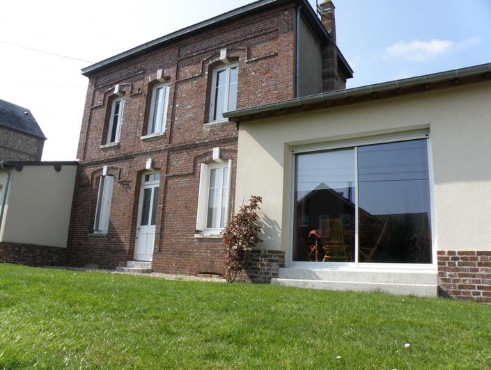 cette Maison ancienne située à bihorel village  avec jardin et double garage est à vendre .Elle offre une  Grande réception de 37 m², une cuisine équipée, trois  chambres, un bureau et une  cave. elle est en Très bon état, au calme,et très  ensoleillée.  Son prix est de 350 000 €uros.