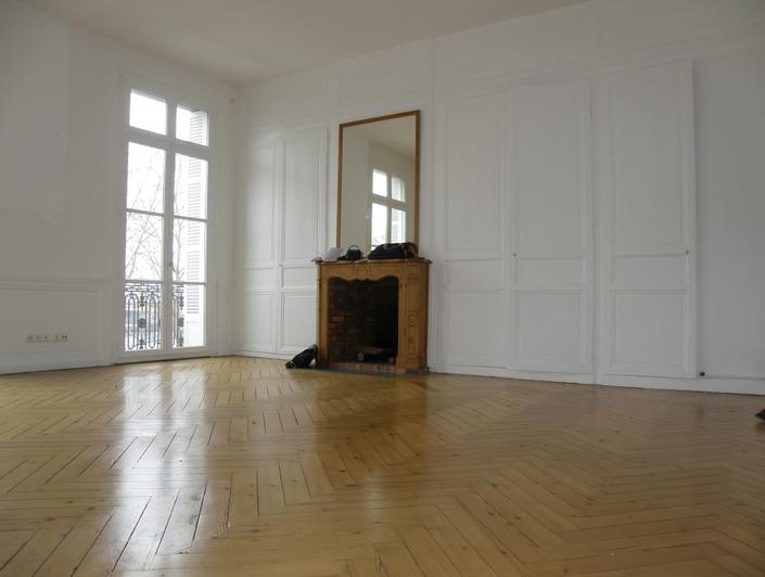 et Appartement ancien  de 110m² habitable avec parking est à vendre par l'agence immobilière de rouen rive droite .il  comprend  une grande entrée, un grand séjour avec cheminée, deux chambres, une salle de bains, une cuisine aménagée et équipée. les Parquets , moulures et cheminées sont intactent. il est Très lumineux, plein sud et  propose une vue dégagée.