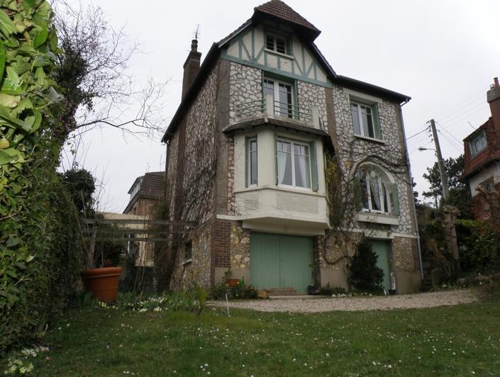 Située à mont saint aignan , il y a une Maison ancienne indépendante à vendre  avec une  cave,un  jardin et un  garage. elle propose une Entrée,un  grand séjour, une cuisine meublée, cinq chambres, un bureau,une  salle de bains, deux salles de douche. elle est Au calme, plein sud et en  bon état.