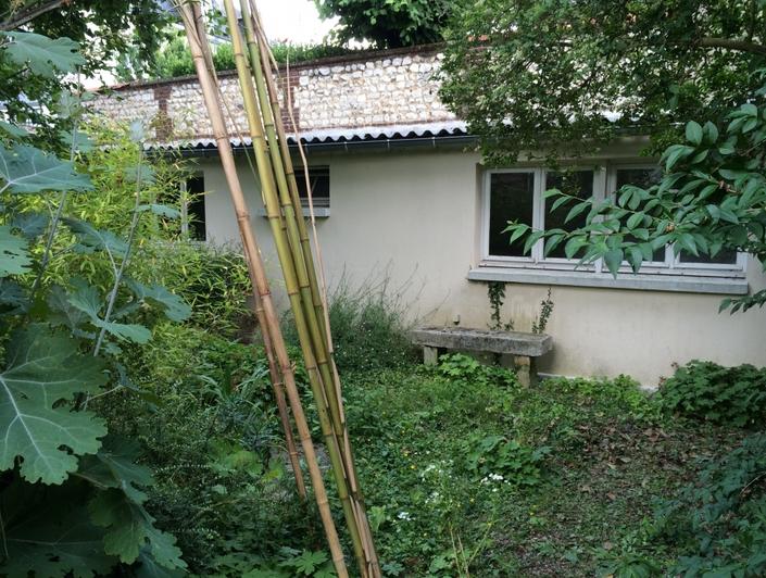 l'agence immobilière de rouen gare a à vendre une Maison de plein pieds avec jardin. elle est  au calme et comprend: un séjour, une cuisine, une salle de bains , deux  chambres.   elle a une Bonne exposition .