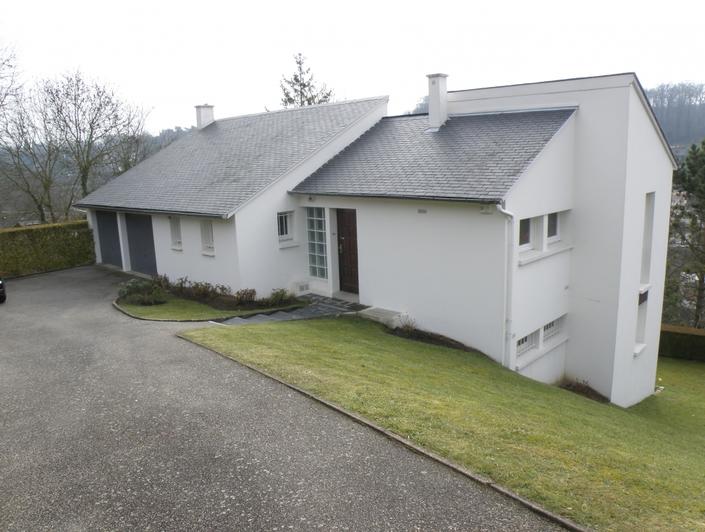 il y a à vendre à mont saint aignan saint andré,  une Maison contemporaine à mont saint aignan  de 177m² habitable sur 2000m² de terrain avec un garage 2 voitures. il y a une Entrée,une  cuisine aménagée, cinq  chambres,  une salle de bains, une salle de douches et deux  WC, avec Rangements,un  séjour salon  avec cheminée. sa Vue est dégagée elle est  au calme et plein sud.