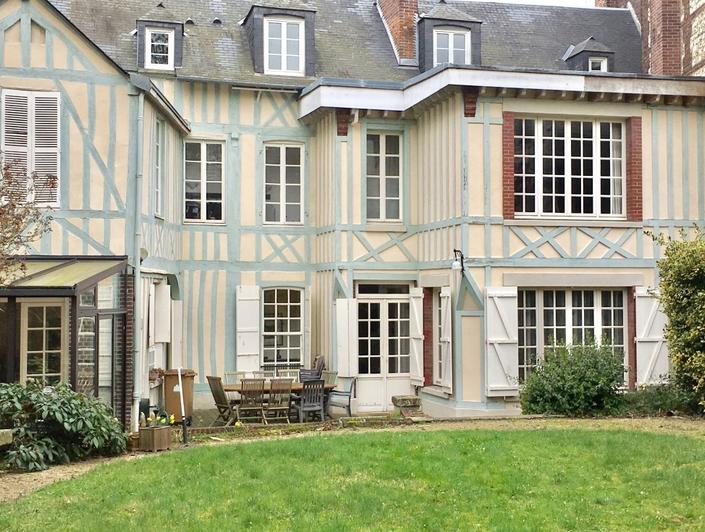 A vendre à rouen gare  rive droite    cette maison ancienne  du 18 ème avec parquets,moulures et cheminées  offre 242 m2 habitable avec garage 2 voitures et un jardin.  Sa entréé, son grand séjour, son salon , son bureau,ses  dégagement, sa cuisine équipée,et son jardin d'hivers sont exposés coté jardin au calme.  Dans les étages, les sept  chambres avec salle de bains et salle de douches offre un grand confort. Son jardin est clos de murs.