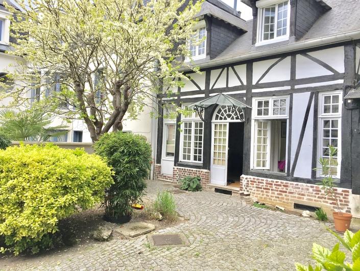 a vendre à Rouen jouvenet, cette  maison  de charme de 63 m2 avec terrasse offre  un séjour ,une cuisine meublée, wc.  au premeir étage vous trouverez deux  chambres avec rangement  et une  salle de bains.   elle est Au calme, plein sud en très bon état.