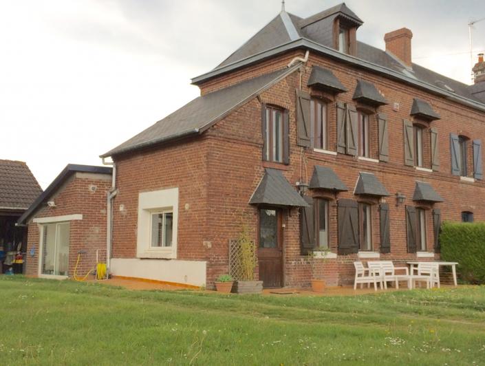 A vendre à mont saint aignan cette maison ancienne de 140 m2 hab avec jardin et double garages permet un agrandissement.  elle offre au rez de chaussé une cuisine meublée, un coin repas, un grand séjour avec cheminée, un dressing-lingerie, une salle de douches,un  wc, une  chambre.  Au 1 er étage , vous trouverez deux chambres un bureau une salle de bains un dressing et au 2 etage une grande chambre mansardée.  Son chauffage et sa production d'eau chaude sont  au gaz et cette maison est expoée plein sud...