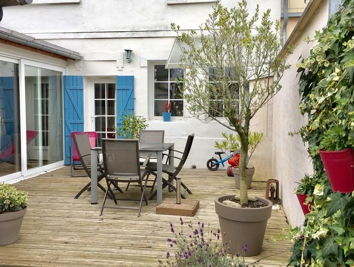 A vendre à Rouen CHU , cette maison de charme offre deux  chambres, un bureau.  son entrée, son sejour salon, avec terrasse et  espace repas,sa  cuisine équipée donne accés sur deux terrasses.  au premier étage sa  suite parentale est composée d'une grande chambre avec wc, une salle de bains avec douches.  les combles sont aménagés en une  chambre et un bureau.