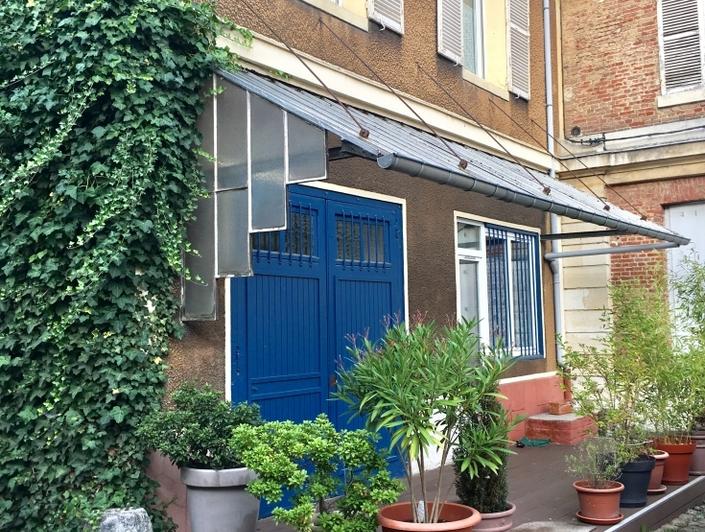 A  vendre  à ROUEN rive droite PROX VIEUX MARCHE ,cette maison ancienne  de charme de 185 m2 hab avec extèrieurs, parkings et  garage, offre :  Au rez de chaussée : une entrée, une grande salle de jeux,un  atelier, une chambre avec salle de douches .  au 1 étage : un grand séjour,une cuisine indépendante,une chambre avec salle de bains et son petit escalier permet d'accéder à la troisième chambre.  elle possède également une très Belle cave voutée du XVIII é .  Sa chaudière est récente au gaz et en  bon...