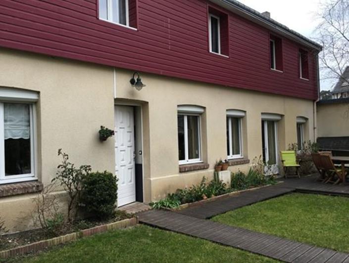 a vendre à ROUEN CHU cette  MAISON ancienne   DE 120 M2 HABitable AVEC JARDIN, CAVE ET GARAGE est organisée en une ENTREE ,une CUISINE AMÉNAGEE, un GRAND SEJOUR SALON AV CHEMINEE , quatre CHAMBRES,une SALLE DE BAINS et une SALLE DE DOUCHES AV WC.  son  CHAUFFage  ET sa PRODUCTION d' EAU CHAUDE sont produit par une POMPE A CHALEUR.  elle est à vendre au PRIX de 265000 €UROS.