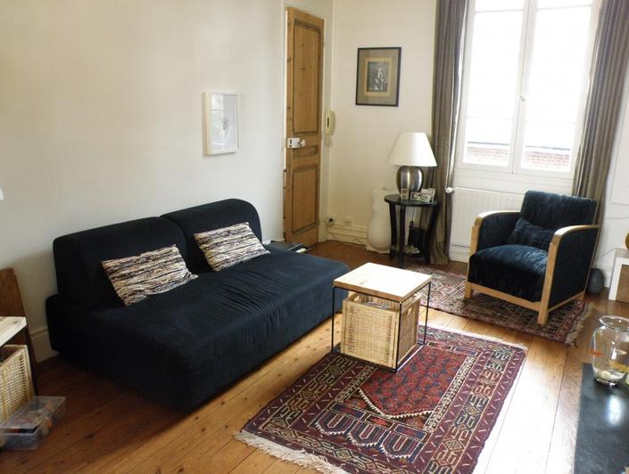 dans notre agence  immobilière de rouen rive droite, il y a un  Appartement ancien à vendre  avec cave, grenier et jardin .  il comprend une  cuisine ouverte,un  salon avec cheminée, deux  chambres, une  salle de bains et un  wc et une Chambre indépendante. son  Chauffage est  individuel au gaz. il est en Bon état et  au calme.