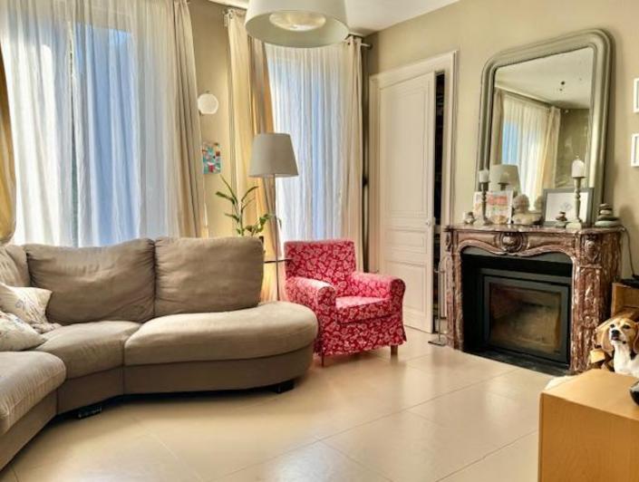 Rouen, gare maison de ville 150 m² avec stationnement et cave en très bon état.  Parquets, moulures, cheminées très lumineuse.   Très fonctionnelle,  elle propose au rez-de-chaussée grand salon, salle à manger cuisine, équipée, aménagé, salle de douche WC avec un accès direct sur le stationnement.   Premier, deuxième et troisième étage:  Cinq chambres dressing, salle de douches, WC et rangement.  Fenètrage double vitrage  Chauffage et eau chaude Gaz classé en E 319   Son prix de 465000€uros inclus les...