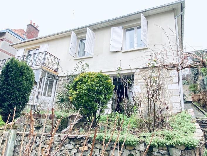 A vendre  à Mont Saint Aignan Saint andré une maison indépendante sur 300 m2 de terrain avec parking
