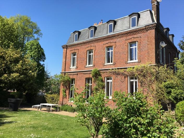 a vendre à mont saint aignan saint andré, cette maison  ancienne independante de 310m2 hab avec  grand jardin clos de murs, garage,parkings  et dépendance avec  parquets, moulures, cheminées.  elle propose une entrée, un grand séjour salon ,une grande cuisine,un bureau au rdc et wc.  Au 1étage : un grand palier, deux  grandes chambres avec dressing, deux salles de bains et un wc ainsi qu'au  deuxième étage avec son  grand palier, ses trois  chambres dont 2 grandes ,sa  salle de douches  augmente le confort.