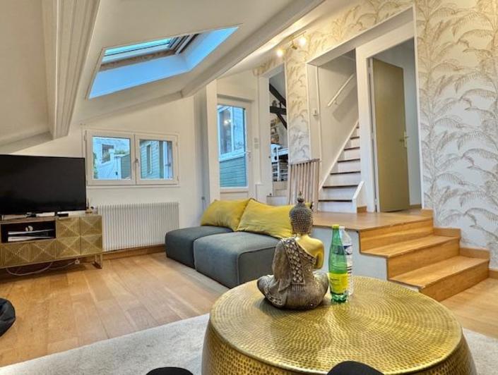 A vendre Rouen mi hauteur gare  cette originale maison de qualité "esprit chalet contemporain" au calme et ensoleillée avec stationnement.  Sur un joli jardin clos sans vis a vis elle offre 75 m2 hab organisée avec des demi niveaux en une entrée, cuisine équipée, 2 chambres dont une au rez de chaussée une salle de douches, wc indépndant,rangement   Sa production eau chaude chauffage  au gaz assure un vrai confort et classement énergétique en D 232   Son prix de 269 000 €uros inclus les honoraires de l...