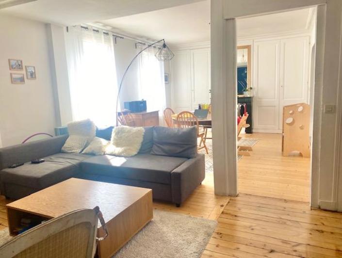 Cet appartement de charme ancien parquet, moulure, cheminée en très bon état  de 78 m2 avec cave et parking fermé.