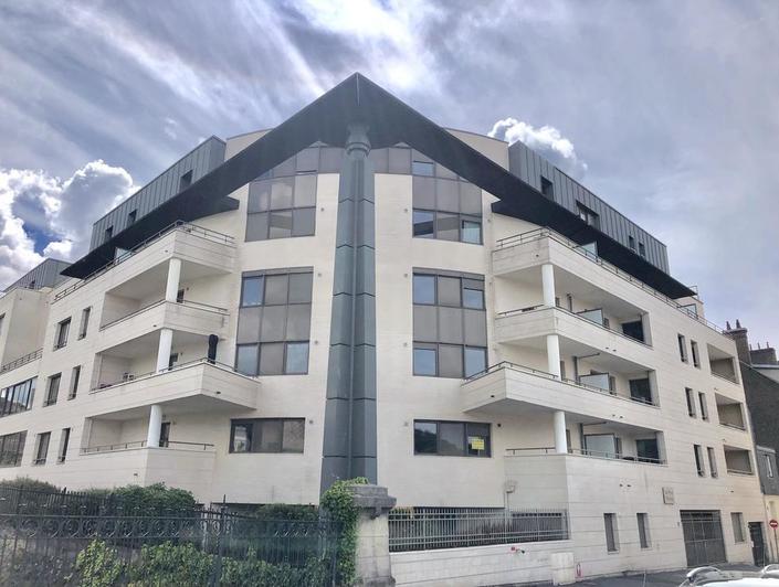 résidence " le Rive droite", Cet appartement  en duplex de 125m2 avec ascenseur, grandes terrasses, vue cathédrale et plein sud fait parti des biens exceptionnels situé Rouen rive droite gare  Il propose une belle organisation avec une entrée, une cuisine équipée, un grand séjour traversant, 3 chambres dont une avec salle de bains et dressing, une salle de douches, un wc à chaque niveau sans manquer de rangement.