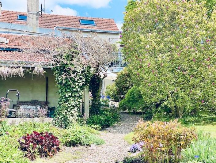 A vendre à accheter à BIHOREL , jouvenet  cette maison  ancienne très bien tenue avec vue dégagée , jardin et garage avec lingerie.