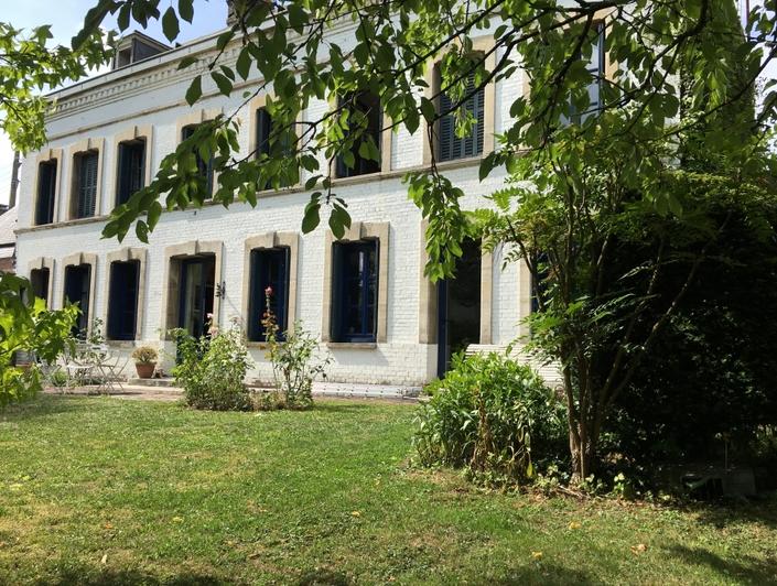 A vendre à  Rouen jouvenet maison anciene  de charme de 189 m2 hab avec double garage et grand jardin clos de murs.  Elle est organisée en un RDC  avec entrée, un grand séjour avec cheminée,une  grande cuisine équipée avec coin repas,un  jardin d'hivers, une salle à manger,un vestiaire et un wc.