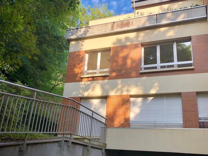 Situé sur mont saint aignan saint andré résidentiel  cet appartement f3 au calme,  chauffé individuellement, comprend une entrée, une cuisine équipée, un grand séjour, une salle de bains, deux chambres ainsi qu'un un wc indépendant .  Vous pourrez profiter d'un garage en sous sol, d'une cave et d'un ascenceur.