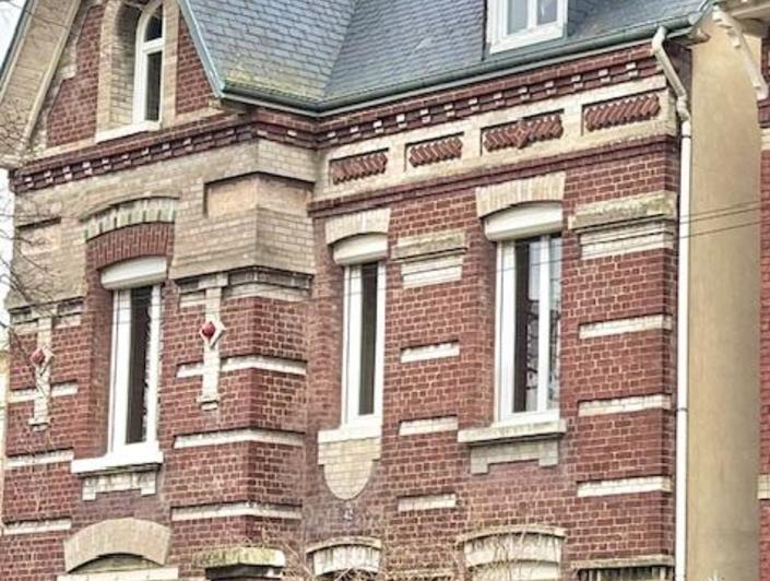 Rouen, résidentiel Jardin des Plantes. Maison ancienne indépendante 120 m2 habitables avec jardins dépendance et cave complète Son organisation fonctionnelle propose une entrée avec rangement, un grand salon avec Cheminee, une salle à manger, une cuisine Meublée, une salle de douche avec WC. Dans les étages, quatre chambres, salle de douche avec WC. La production de l'eau chaude ainsi que le chauffage sont produit par une chaudière au gaz récente classée en D. Révélant une bonne qualité de performance...