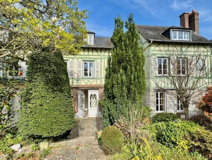 L'agence DELAITRE IMMOBILIER vous propose Mt St AIGNAN Cette propriété unique de style 18è de 230 m2 habitable en pierre de taille / colombage ,  cheminées classées sur jardin 900 m2 paysager exposée EST et OUEST.   Son organisation fonctionnelle se présente en une grande entrée 16 m2, grand séjour salon 37 m2 , une grande cuisine 16 m2 avec cellier donnant sur le jardin et communiquant sur  une salle à manger de 21 m2.  Au premier étage, vous accédez à trois chambres 21, 16, 17 m 2 , dressing, grande...