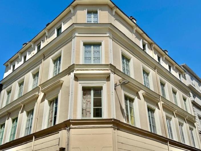 EN EXCLUSIVITE DELAITRE IMMOBILIER   A vendre Rouen gare dans un immeuble ancien  Cet appartement duplex au calme de 113 m2 très  lumineux  plein sud  Au 3 ème et dernier étage , ce duplex offre :  Au premier niveau un palier d'entrée, une salle à manger , un séjour salon , une cuisine équipée,  une chambre, un dressing avec wc.  Au deuxième niveau : un palier, trois chambres , une salle de bains .   un local vélo et un cellier.  Tout électrique  individuel  pour un  vrai confort.  Au sujet de la...