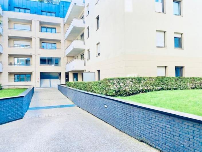 A vendre Rouen rive droite à deux pas de la gare, cet appartement T2 de 46 m2 en très bon état , au calme avec balcon et parking en sous sol.