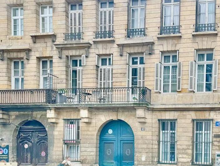 L ' agence DELAITRE IMMOBILIER vous propose en exclusivité à la vente  Rouen place du vieux marché au calme  lumineux dans un très bel immeuble en pierre, atypique et mansardé, au dernier étage ,  cet appartement  de 71 m2 "esprit loft" au calme avec travaux de réfection , embellissement.  Vous profiterez d'une grande pièce de réception , d'une cuisine meublée, de deux  belles chambres , d'une grande salle de bains , de 2 wc, de nombreux rangements.  Sa production d'eau chaude et son chauffage individuel...