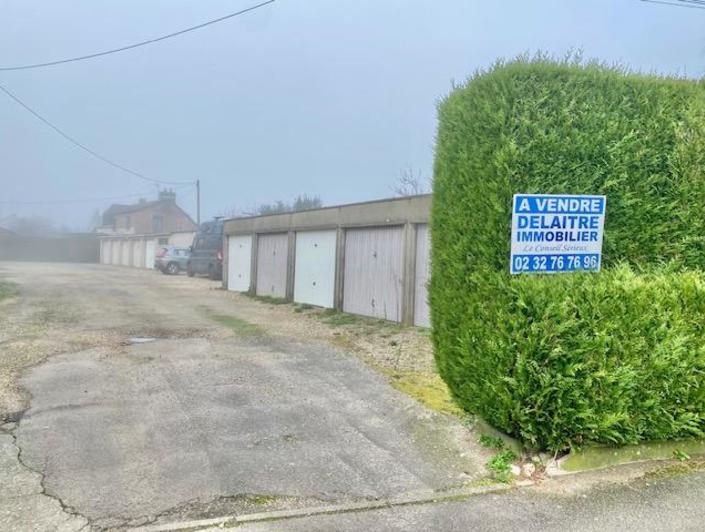 PARTICULIEREMENT RARE   A vendre mont saint Aignan village IDEAL INVESTISSEUR   Sur 955 m2 de terrain , " possibilité à  construire "   17 garages dont 14 loués.  loyer actuel annuel 10714 €uros  Prix 315000 €uros FAI honoraires agence inclus charge vendeur