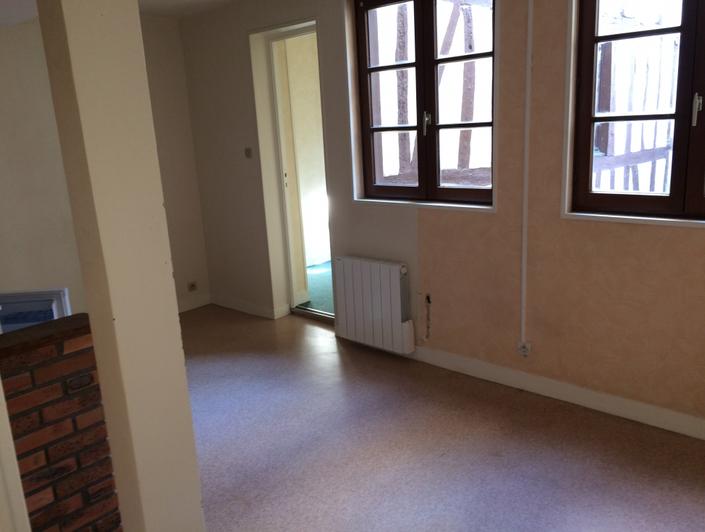 à vendre à Rouen CHU ,dans un  bel immeuble à colombage, cet appartement de type F2  30m2 situé au troisième étage comprenant : une entrée, une pièce principale, une chambre, une salle de bains .il se situe au calme et son Chauffage est individuel électrique.