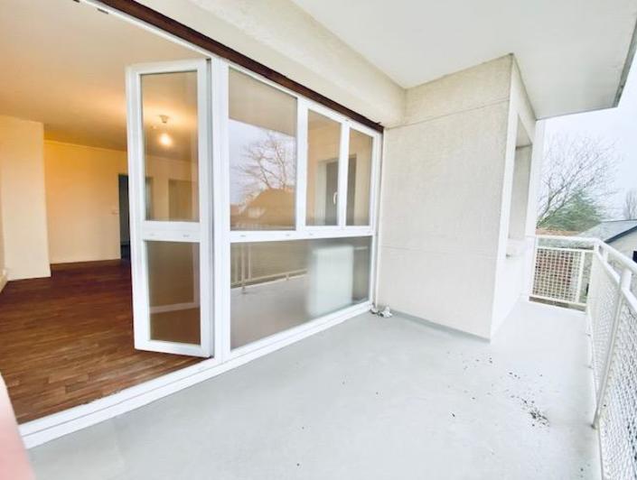 A vendre à MONT SAINT AIGNAN VILLAGE , cet appartement situé au deuxième étage sans ascenseur en très bon état de 69 m2 avec garage, cave et balcon exposé plein sud.