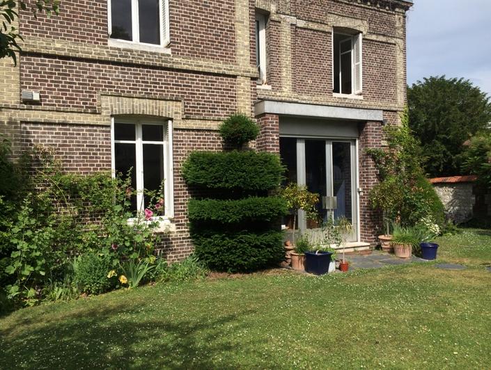  acheter à ROUEN GARE rive droite. cette MAISON ancienne AV CAVE COMPLETE  SUR 1000M² DE TERRAIN , GARAGE est à vendre.  elle propose : une ENTREE , une GRANDE RECEPTION AV CHEMINEE , une SALLE A MANGER OUVERTE SUR la CUISINE EQUIPEé. dans les étages  vous trouverez , un PALIER , trois CHAMBRES , un  BUREAU, une salle de bains avec une douche et une baignoire , un autre palier  , quatre CHAMBRES ,DONT trois avec LAVABO et SALLE DE DOUCHES. AU Sous SOL : une LAVERIE, une CHAUFFERIEet une cave à vin. vous...