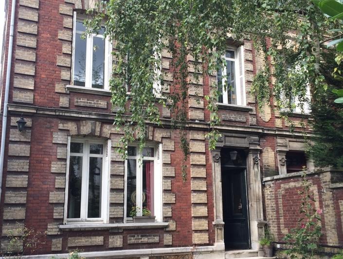 à ROUEN GARE, cette  MAISON DE MAITRE  220m² HABitable  avec  PARQUETs, MOULURES, et CHEMINEEs est à vendre .  son  JARDIN CLOS DE MURS ET son  GARAGE  POUR cinq  VEHICULES sont très fonctionnel. Elle offre une ENTREE , une GRANDE RECEPTION, une CUISINE EQUIPEE  AV COIN REPAS , quatre CHAMBRES, UN BUREAU , une SALLE DE BAINS , une SALLE DE DOUCHES et  trois  WC.