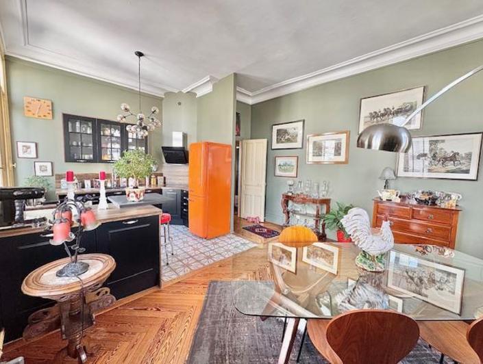 L'agence  DELAITRE IMMOBILIER vous propose , dans une construction de qualité :  Cet appartement 145 m2 en loi carrez  de style ancien  avec parking  et cave, très bien tenu en très bon état  avec parquets, moulures , cheminées .  Fonctionnel avec une entrée  desservant  une grande réception avec cheminée, une grande cuisine meublée et équipée , trois chambres dont un avec salle de bains, deux wc, une salle de bains indépendante, nombreux rangements.  Son exposition sud ouest apporte une belle luminosité...