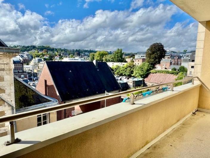 L'agence DELAITRE IMMOBILIER vous propose Rouen Rive droite à deux pas de la gare   cet appartement avec ascenseur de 63 m2 , parking couvert sécurisé , cave et balcon sud ouest donnant sur une  belle vue dégagée .  Très fonctionnel par son  une entrée indépendante avec placard, sa cuisine et son séjour donnant sur le même balcon, deux belles chambres au calme, sa salle de bains et son wc indépendant.  Ce bien particulièrement bien placé est totalement équipé de fenêtres aluminium avec volet roulant. ...