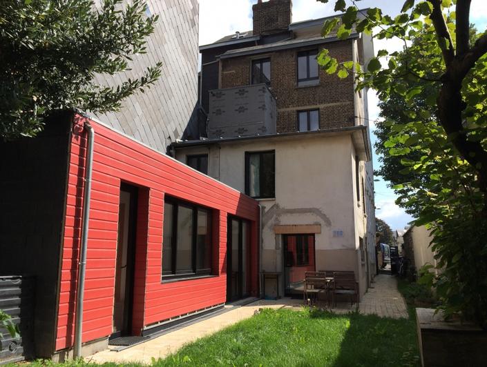 a vendre à ROUEN SAINT GERVAIS AU CALME cette MAISON DE CHARME ENTIEREMENT RENOVEE AVEC JARDIN , DEPENDANCE et ATELIER offre une ENTREE AVEC DRESSING ,WC , un PETIT SALON ,une CUISINE EQUIPEE ,un SEJOUR avec COIN REPAS ,une LINGERIE avec CHAUFFERIE.  Vous trouverez dans les étages : deux  CHAMBRES ,une SALLE DE BAINS avec WC, une SUITE PARENTALE EN DUPLEX . son CHAUFFAGE est  AU GAZ et elle exposée PLEIN SUD et son  ATELIER  est très agréable te son PRIX  est de 299000 €UROS FAI TTC.