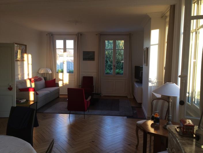 il y a un APPARTEMENT ANCIEN DE 132M² EN TRES BON ETAT  a vendre qui COMPRENd : une ENTREE, un GRAND SEJOUR, un  SALON, une CUISINE EQUIPEE, trois CHAMBRES, un  BUREAU, un DRESSING, une  SALLE DE BAINS, une SALLE DE DOUCHES.son CHAUFFage est  INDIViduel AU GAZ et il est  TRES LUMINEUX et PLEIN SUD. il y a 27 lots de copropriété et ses  CHARGES ANNUELLES sont de 1176 €uros par an. il est à vendre au PRIX de 329000 €URO 