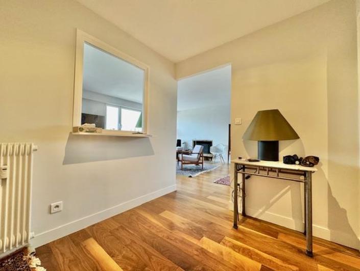 A vendre ROUEN GARE RESIDENTIEL , SECURISE, très bien tenue et commerces à proximités. Cet appartement de 110 m2 en parfait état, vue dégagée plein sud avec ascenseur garage et cave. Très fonctionnel par son organisation offrant une entrée avec dressing, une grande pièce de réception séjour salon avec cheminée. Une cuisine ouverte sur espace repas, modulable fermée, équipée et aménagée . Trois belles chambres dont une avec salle de douches attenante Une seconde salle de douches et un wc avec lave indépendant, l'ensemble desservi par un couloir de distribution . La copropriété est organisée sur 15 lots principaux et les charges annuelles 5060€ Son prix de 355000€ inclus les honoraires de l'agence charge vendeur Les informations sur les risques auxquels ce bien est exposé sont disponibles sur le site Géorisques: https://www.georisques.gouv.fr DELAITRE IMMOBILIER "LE CONSEIL SERIEUX" A vendre ROUEN GARE RESIDENTIEL , SECURISE, très bien tenue et commerces à proximités. Cet appartement de 110 m2 en parfait état, vue dégagée plein sud avec ascenseur garage et cave. Très fonctionnel par son organisation offrant une entrée avec dressing, une grande pièce de réception séjour salon avec cheminée. Une cuisine ouverte sur espace repas, modulable fermée, équipée et aménagée . Trois belles chambres dont une avec salle de douches attenante Une seconde salle de douches et un wc avec...