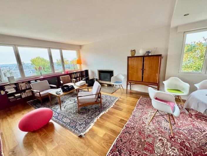 A vendre ROUEN GARE RESIDENTIEL ,  SECURISE, très bien tenue  et commerces à proximités.  Cet appartement de 110 m2 vue dégagée plein sud avec ascenseur garage et cave.  Très fonctionnel par son organisation offrant une entrée avec dressing, une grande pièce de réception séjour salon avec cheminée.  Une cuisine ouverte sur espace repas, modulable fermée, équipée et aménagée .  Trois belles chambres dont  une avec salle de douches attenante  Une seconde salle de douches et un wc  avec lave indépendant, l...