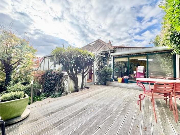 Votre agence DELAITRE IMMOBILIER VOUS PROPOSE EN EXCLUSIVITE  Seulement si vous avez envie d'originalité avec du stationnement, du calme, d'une vue dégagée, d'un plein soleil ....  A vendre ROUEN ST GERVAIS   Si vous avez envie d'originalité avec du stationnement, du calme, d'une vue dégagée, d'un plein soleil ....  Maison indépendante de 179 m9 avec jardin terrasses   Cette propriété organisée sur plusieurs niveaux et demi niveaux en deux entrées, un grand séjour salon, une cuisine aménagée avec espace...