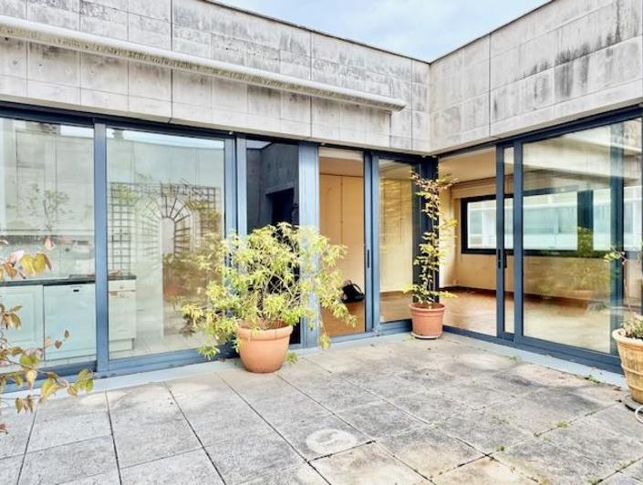 A vendre coeur de Rouen plein centre " L'espace du Palais" av ascenseur , terrasse ,cave et parking protégé  Cet appartement de 95 m2 avec patio terrasse de 21 m2 offre une grande entrée avec rangements, un grand séjour donnant sur un patio terrasse ouvert, une cuisine aménagée et équipée .  Deux belles chambres dont une avec salle de douches attenante, une salle de bains indépendante.  Exposition SUD EST   La copropriété est composée de 20 lots et les charges annuelles s'élèvent à 1680 €  Son prix de...