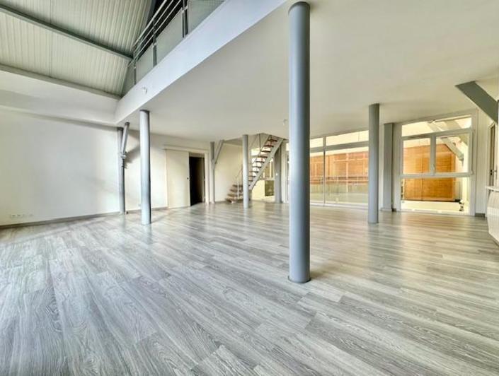 A vendre Rouen  place cauchoise tous commerces et commodités  Cet appartement DUPLEX esprit loft contemporain industriel , au calme avec ascenseur  2 parkings protégés et cave  Vous serez surpris par les volumes et surfaces pour 129 m2 avec balcon loggia  Au deuxième et dernier étage vous accédez à une entrée, un grand séjour salon avec balcon loggia donnant sur un espace cuisine ouverte équipée et aménagée, 2 chambres, salle de bains, salles de douches , rangements, wc, buanderie.  En duplex: une grande...