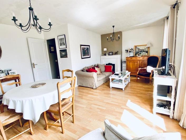 A vendre rouen gare rive droite, dans une résidence bien tenue et calme,  cet appartement de 66 m2 avec cave, sellier et un garage avec porte automatique.