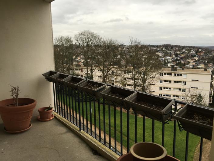 Situé à bois guillaume,  cet APPARTEMENT AVEC ASCENCEUR, un  PARKING , une CAVE , un BALCON et une VUE DEGAGEE est à vendre. il est composé d'une ENTREE, d'un GRAND SEJOUR,  d'une CUISINE EQUIPEE, de trois  CHAMBRES , d'une SALLE DE BAINS, d'un WC . il est exposé plein  SUD. il est à vendre au PRIX de 139 000 €uros.