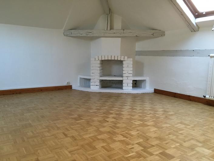 à vendre à Rouen  place cauchoise, cet original appartement duplex avec parking. il offre une Entrée,des  rangements , une cuisine équipée, deux  chambres. au premier étage vous trouverez un  grand séjour avec cheminée. il est très lumineux,  calme, avec  toutes commodités. les Charges annuelles  sont  1320€, et son prix s'élève à 119000€ FAI TTC.