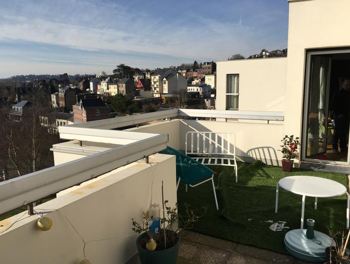 dans l'agence immobilière de ROUEN  rive droite ,il y a  un APPARTEMENT DE 115 M² AVec une  TERRASSE à vendre .il y a un GARAGE, une  ENTREE AVec des  RANGEMENTS, un   GRAND SEJOUR DONNANT SUR  une TERRASSE, une   CUISINE MEUBLEE,  trois  CHAMBRES, une salle de bains . CHAUFFAGE INDIVIDUEL il a une VUE DEGAGEE SUR ROUEN. il est bien EXPOSE plein sud .