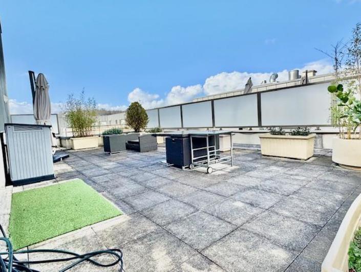 Votre agence de proximité locale DELAITRE IMMOBILIER , vous propose  Ce bien rare et exceptionnel   Rouen gare au calme, de style contemporain, cet appartement duplex de 124 m2 au dernier étage  avec ascenseur,  100m2 de terrasse dont une partie plein sud vue cathédrale , 2 garages fermés ,2 parkings en sous sol , une cave.  Son organisation  très fonctionnelle :  Une entrée avec rangement, grand séjour salon traversant vue cathédrale, un wc, une cuisine équipée et aménagée, donnant sur terrasse.  A l...
