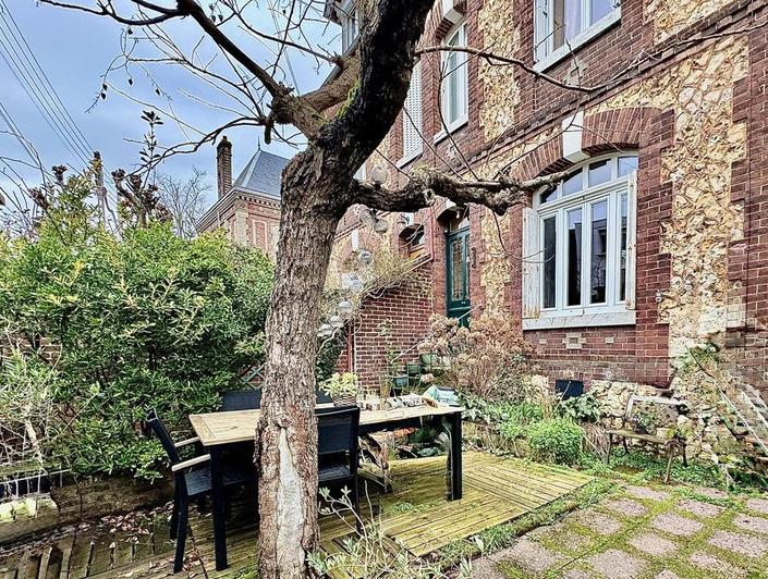 Votre agence de proximité locale DELAITRE IMMOBILIER vous propose,  Mont Saint Aignan esprit village prox gare rouen rive droite  Cette maison ancienne au calme bien  tenue exposée Est / Ouest avec jardin, parking sécurisé et cave en sous sol.  Ses 100 m2 au sol en briques et silex couverts en ardoises  sont organisés en une entrée avec rangement, un salon avec cheminée, une salle à manger, une cuisine équipée et aménagée, rangement, wc.  Dans les étages vous accédez aux quatre chambres, wc , salle de...