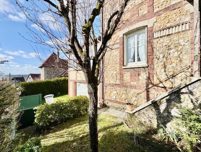 Votre agence de proximité locale DELAITRE IMMOBILIER vous propose en EXCLUSIVITE,  Cette maison de charme de 180 m2 HAB indépendante, avec jardin / terrasse  et garage .  Au calme et  plein sud ouest vous serez à deux pas du centre ville Rouennais et de Mont Saint Aignan .  Cette maison de famille organisée :  Au rez de chaussée en  trois grandes pièces de réception, cuisine avec coin repas équipée et aménagée, trois chambres, dégagement, wc, salle de douches.  En étages :  4 chambres , deux salles de...