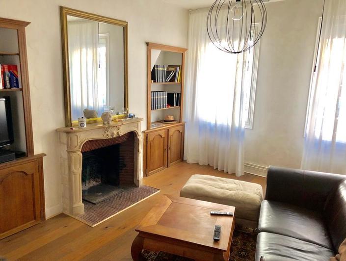 Situé dans le quartier du vieux marché Rouen rive droite centre,  cet appartement de charme en duplex  de 160m2 offre un  grand séjour salon avec cheminée, une cuisine équipée, une terrasse discrète, un wc, une salle de bains ainsi que trois chambres et un bureau.  il est chauffé individuellement ainsi que sa production d'eau chaude.